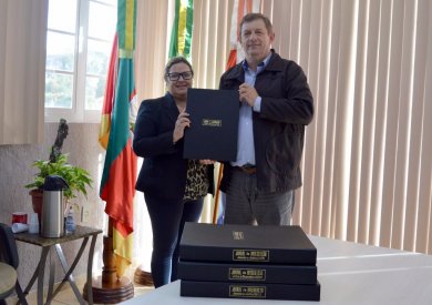 Jornal Integração presenteia o município.