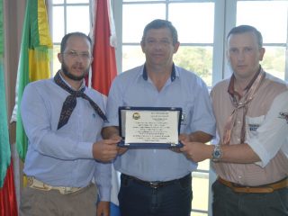 Prefeito Sergio  A. Lasch recebe homenagem
