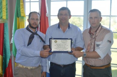 Prefeito Sergio  A. Lasch recebe homenagem