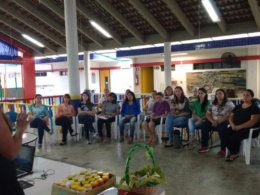 Formação com auxiliares de ensino, professores e funcionárias da rede municipal de ensino.