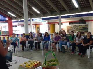 Formação com auxiliares de ensino, professores e funcionárias da rede municipal de ensino.