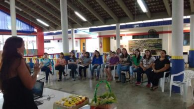 Formação com auxiliares de ensino, professores e funcionárias da rede municipal de ensino.