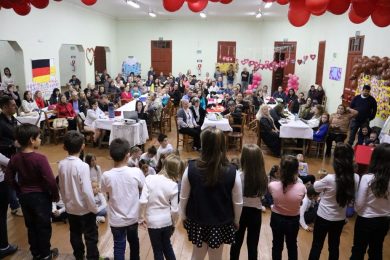 Escola Municipal de Ensino Fundamental Professora Eida da Silveira realizou a primeira homenagem em comemoração ao dia das mães