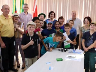 Alunos do 4º ano da Escola Estadual Joaquim José da Silva Xavier realizaram uma visita ao Prefeito Dionisio
