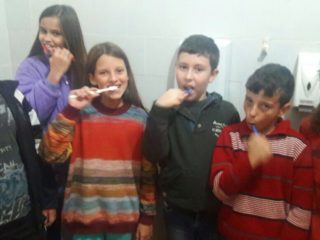 Manter dentes e gengivas saudáveis é fundamental para o bem estar das pessoas