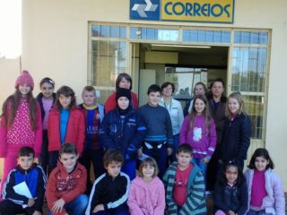 Alunos visitam a Agência dos Correios do Município