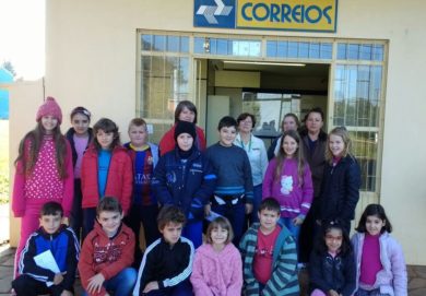 Alunos visitam a Agência dos Correios do Município