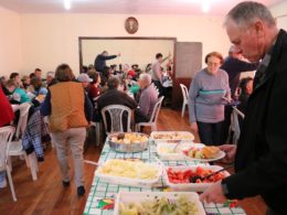 Clube de Mães Tia Ana promoveu almoço em Linha Guaiana