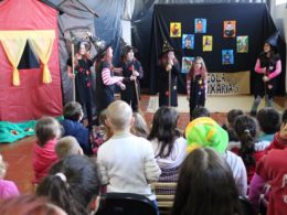 Alunos da Escola Municipal Professora Eida da Silveira assistiram peça teatral