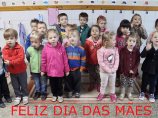 EMEI Rainha emocionou mães com homenagem