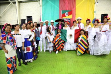 4ª Mostra Gaúcha da Escola Estadual Joaquim José da Silva Xavier foi um sucesso com espetáculo do Ballet Folklórico Yohuala Pakilixtli do México