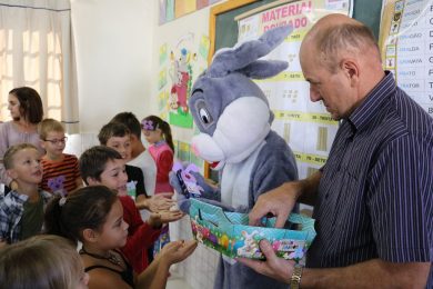 Administração distribuiu doces para as crianças da Rede Municipal de Ensino
