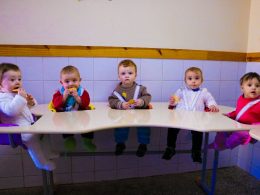Escola Municipal de Educação Infantil Rainha ganhou mesas de refeição para o maternal
