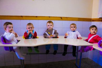Escola Municipal de Educação Infantil Rainha ganhou mesas de refeição para o maternal