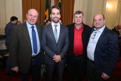 LAGOA DOS TRÊS CANTOS ASSINA CONTRATO COM GOVERNADOR PARA FINANCIAMENTO JUNTO AO BADESUL