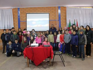 Palestra é ministrada aos alunos da rede pública e estadual sobre o projeto “Bombeiros na Escola”