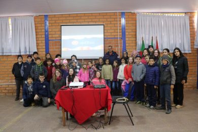 Palestra é ministrada aos alunos da rede pública e estadual sobre o projeto “Bombeiros na Escola”