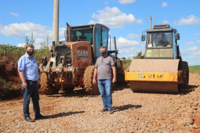 Prefeito e Secretário de Obras acompanham atividades no interior