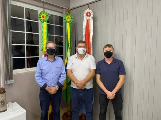 Prefeito Sergio Lasch recebeu a visita do vice-presidente da Cotrijal Ênio Schroeder e do empresário Ademir Wetter