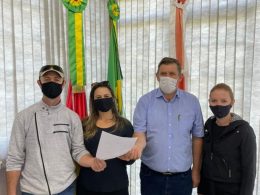 Casal doa ovos ao município de Lagoa dos Três Cantos