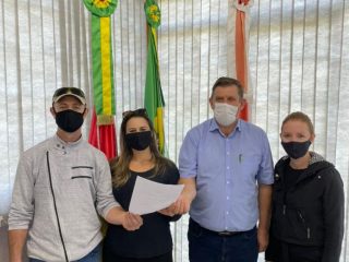 Casal doa ovos ao município de Lagoa dos Três Cantos