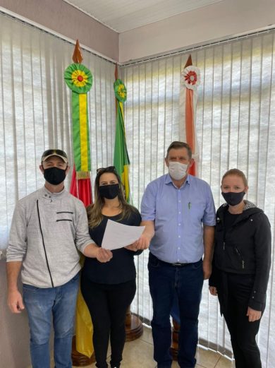 Casal doa ovos ao município de Lagoa dos Três Cantos