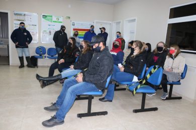 Flagrante de parte do grupo de jovens na sala de espera