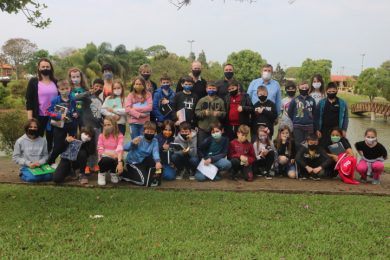 Após as vistas todos posaram para foto às margens da lagoa