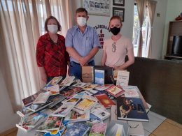 Biblioteca Municipal recebe kit de livros do estado