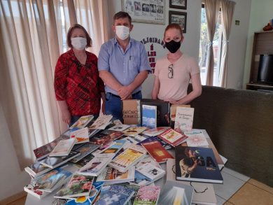 Biblioteca Municipal recebe kit de livros do estado
