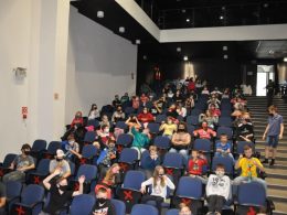 Ainda em comemoração ao dia das crianças estudantes três-cantenses assistem peça teatral