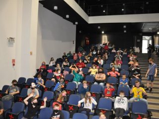 Ainda em comemoração ao dia das crianças estudantes três-cantenses assistem peça teatral