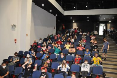 Ainda em comemoração ao dia das crianças estudantes três-cantenses assistem peça teatral
