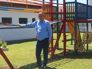 Prefeito Sergio Lasch visita praças revitalizadas