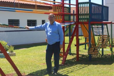Prefeito Sergio Lasch visita praças revitalizadas