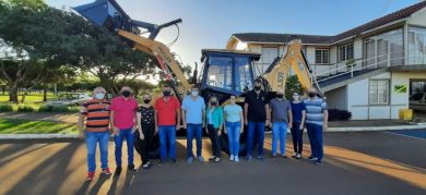 Município de Lagoa dos Três Cantos adquire retroescavadeira