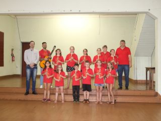 Grupo de Flauta Doce recebe camisetas