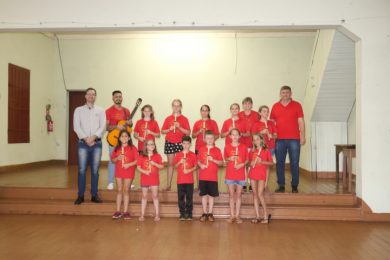 Grupo de Flauta Doce recebe camisetas