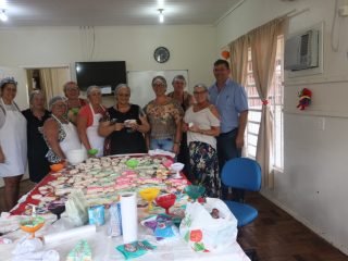 Grupo de voluntárias e CRAS trabalharam na pintura das peças do Presépio Comestível