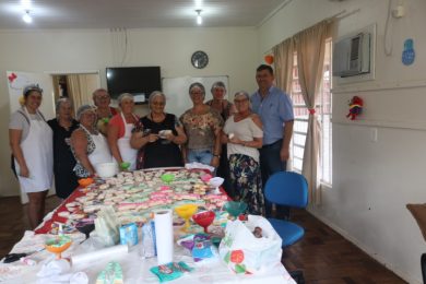 Grupo de voluntárias e CRAS trabalharam na pintura das peças do Presépio Comestível