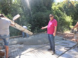 Pontilhão sobre o rio Ojeriza no interior de Linha Vitória recebeu a concretagem na tarde de terça-feira (28)