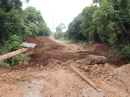 Estrada que liga as comunidades de Linha Vitória e Linha Glória, no interior de Lagoa dos Três Cantos está interrompida