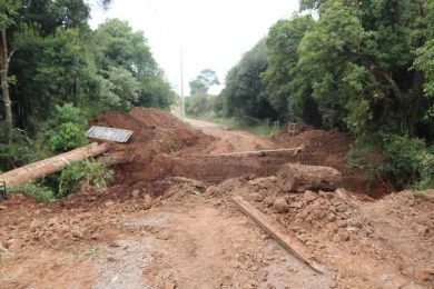 Estrada que liga as comunidades de Linha Vitória e Linha Glória, no interior de Lagoa dos Três Cantos está interrompida
