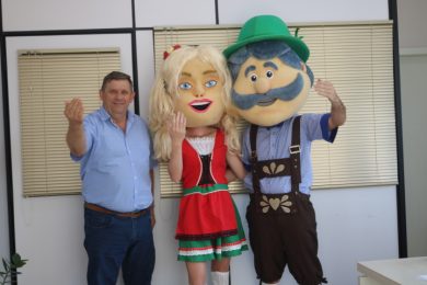 Mascotes da Lagoa Fest fazendo o convite para a grande festa da alegria germânica