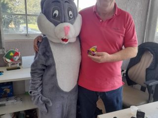 Servidores públicos três-cantanses também receberam a visita do coelhinho da Páscoa
