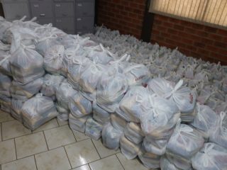Parceria entre Defesa Civil, Assistência Social e Secretaria da Agricultura de Lagoa dos Três Cantos possibilita entrega de Cestas Básicas aos produtores credenciados