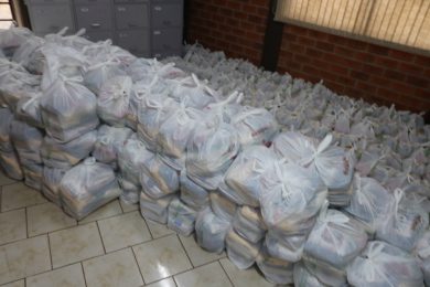Parceria entre Defesa Civil, Assistência Social e Secretaria da Agricultura de Lagoa dos Três Cantos possibilita entrega de Cestas Básicas aos produtores credenciados