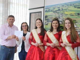 Prefeito Sergio Lasch recebe visita de Secretária de Educação e soberanas de Alto Alegre