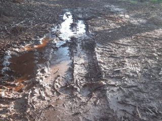 Posto de abastecimento de pulverizadores está sendo usado para lavagem de caminhões betoneiras e descarte de embalagens plásticas