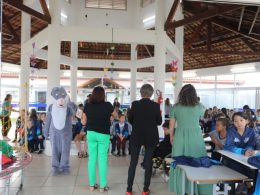 Coelhinho da Páscoa levou doces para os alunos das escolas municipais de Lagoa dos Três Cantos